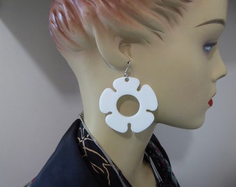 White plastic flower dangle earrings. Pop art graphic. Op art. Vintage geometric jewelry. 1980s. Fashionista.