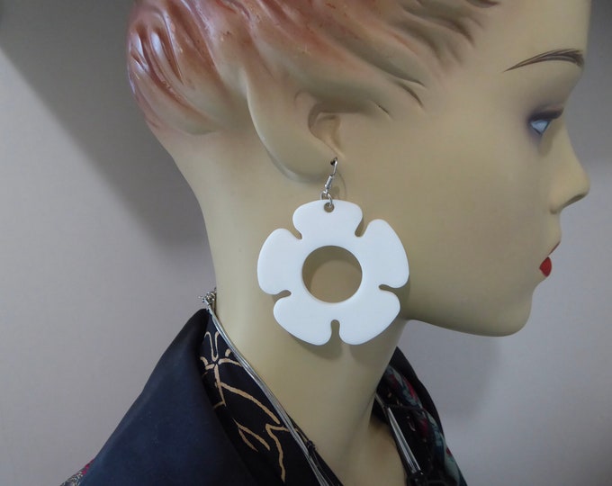 White plastic flower dangle earrings. Pop art graphic. Op art. Vintage geometric jewelry. 1980. Fashionista.