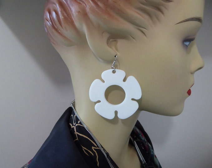 White plastic flower dangling earrings. Pop art graphic. Op art. Vintage geometric jewelry. 1980. Fashionista.