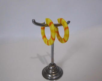 Yellow and orange lucite hoop earrings. 80s. Vintage earrings.