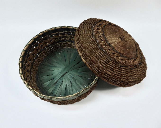 Vintage Native American storage basket. Sweetgrass. 1920s.