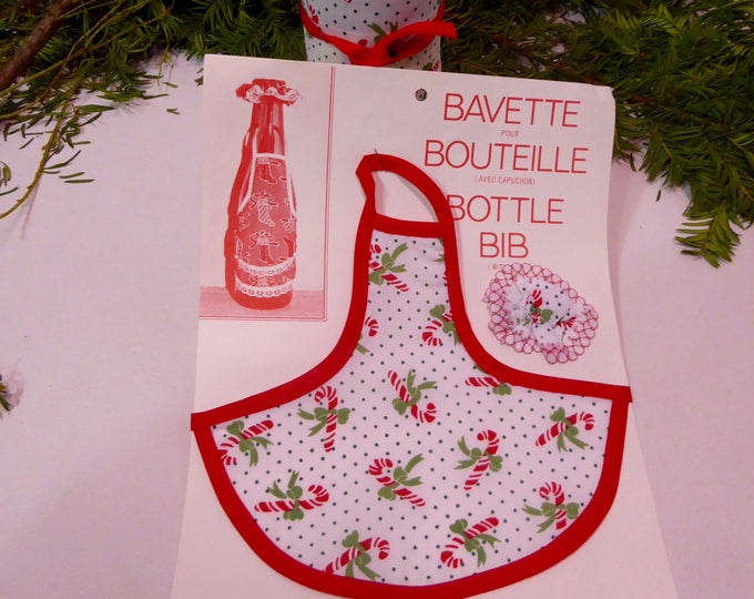 Quatre tabliers Temps des fêtes bouteille de vin. christmas bottle apron. cadeau hotesse. Décor de table