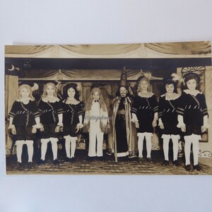 Photo troupe de théâtre d'enfant. Photo carte postale 1920.