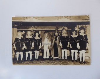 Photo of a children's theatre troupe. Postcard photo from 1920.