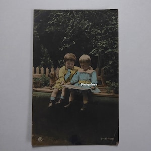 Carte postale enfants assis. RPH. 1906. 2 garçonnets et petit chien.  Timbre canada oblitéré 1 cent Édouard Vll. Carte postale édouardienne.