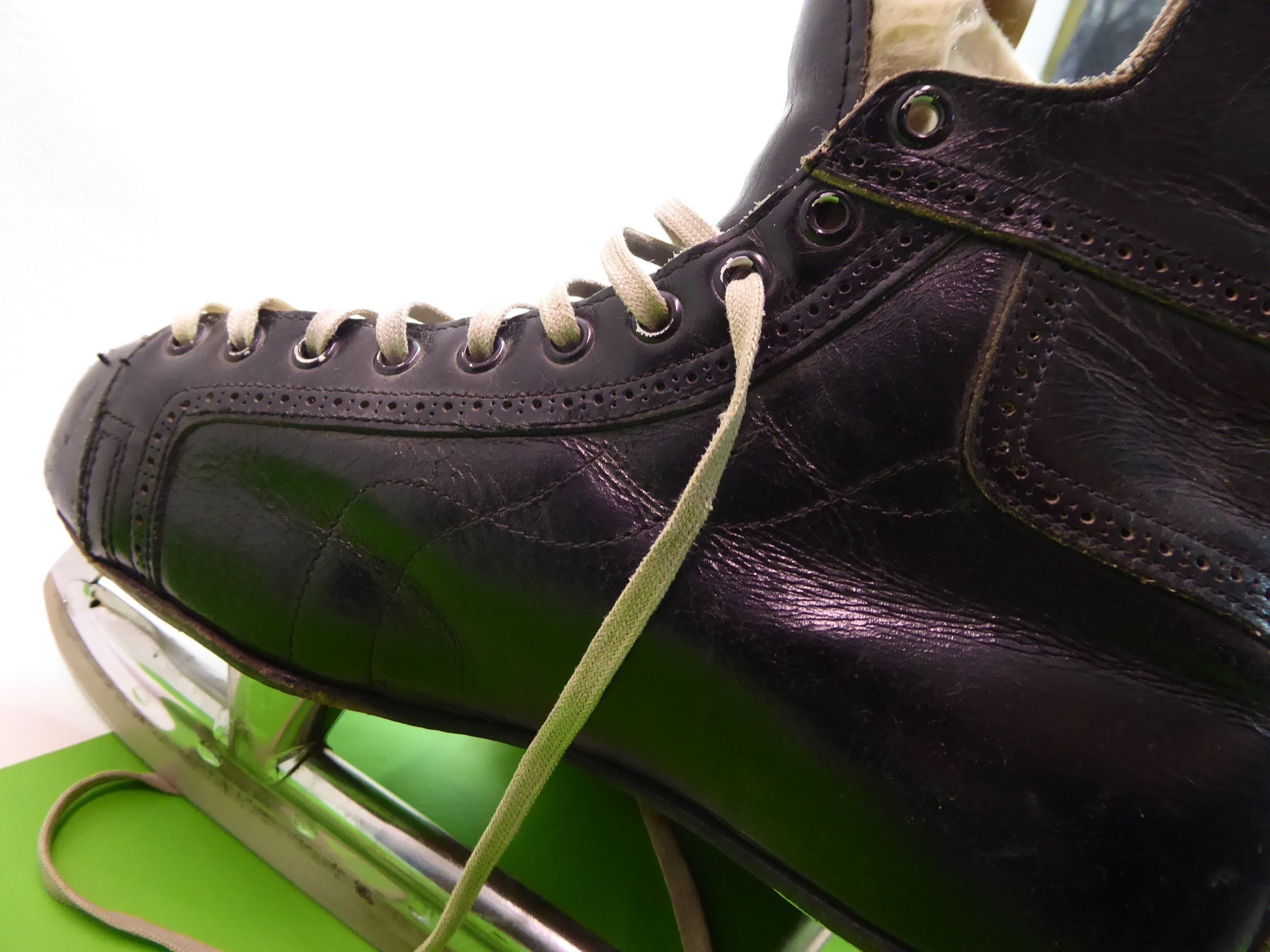 Vintage men's ice skate. I'm Bobby Hull. CCM. Pro OK'D. Senior A. Shank