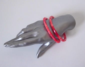 2 red and white marbled oval lucite bracelets. Year 1980.