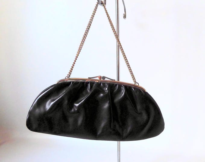 Black faux leather clutch bag. Normandy. Montreal. Chrome metal clasp and chain. Circa 1950/60.