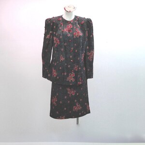 Louis Féraud 1980 Veste et jupe. Soie gauffrée noire et rouge.  22 boutons bijoux cabochon rectangle à facette rubis.