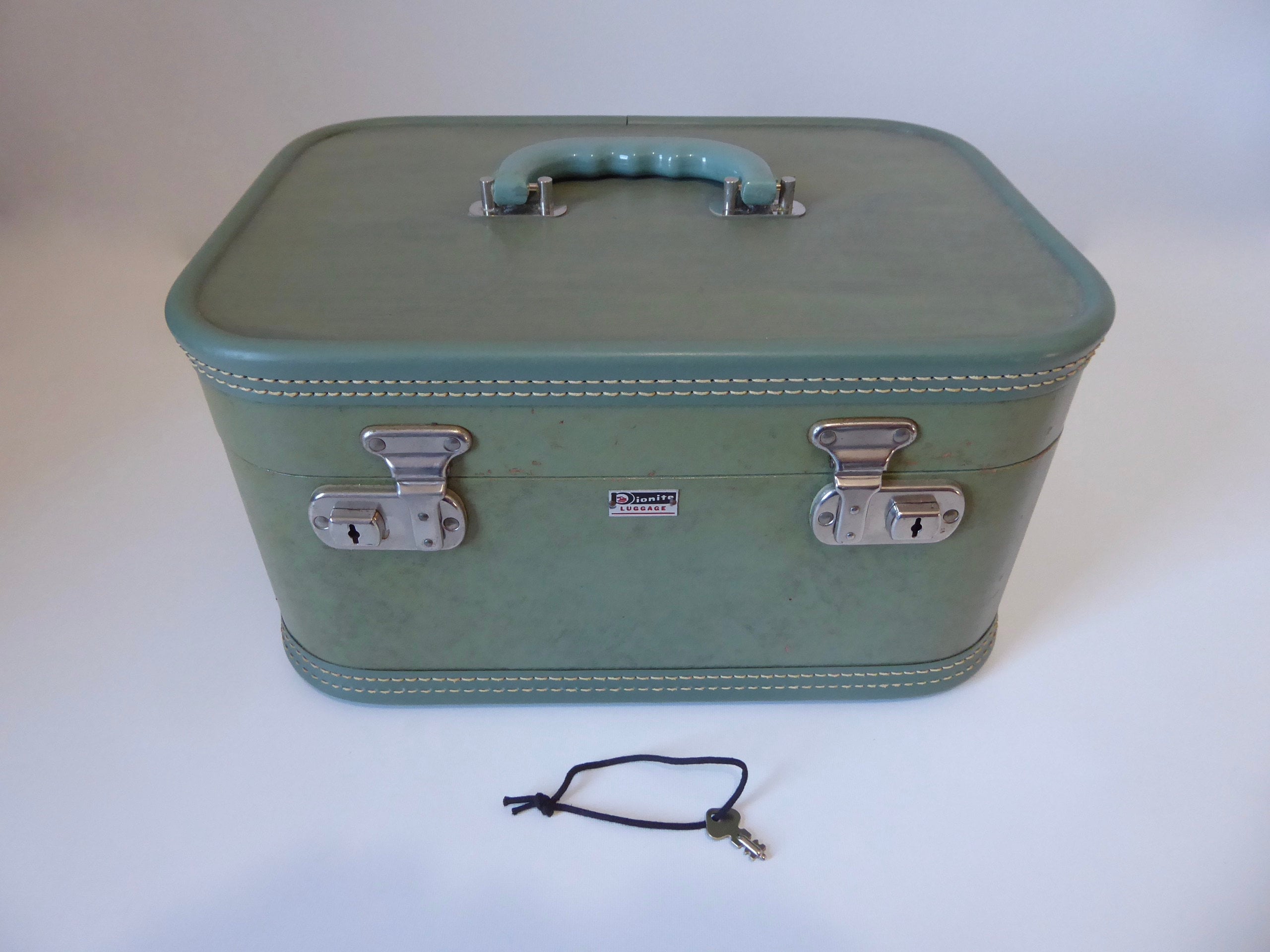 Dionite Luggage mint green train case with key. Ring on the lid! Year 1950. Vintage  travel suitcase. Toiletry bag.