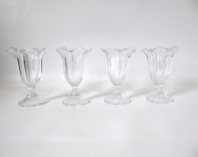 Sundae Glass. Daffodil Shaped Ice Cream Cup. 1950s Restaurant. Mid Century Glass. Vintage Industrial Tableware.
