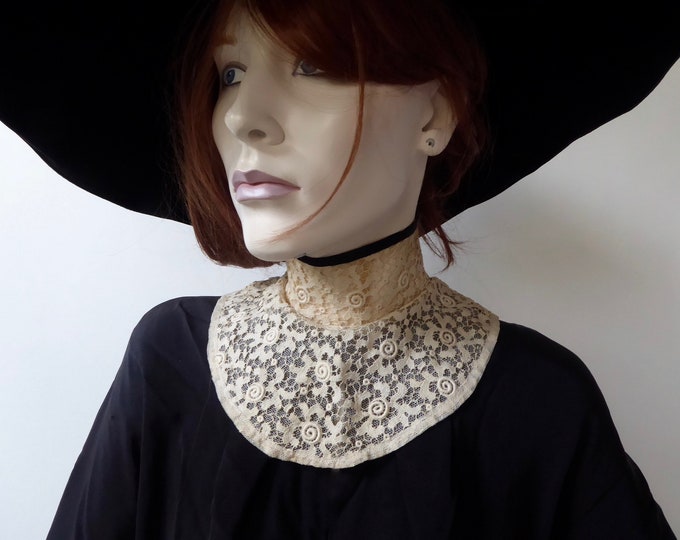Bruges lace. Edwardian collar and cuff set. Guimpe Antique ecru lace and black satin ribbon. 1910.