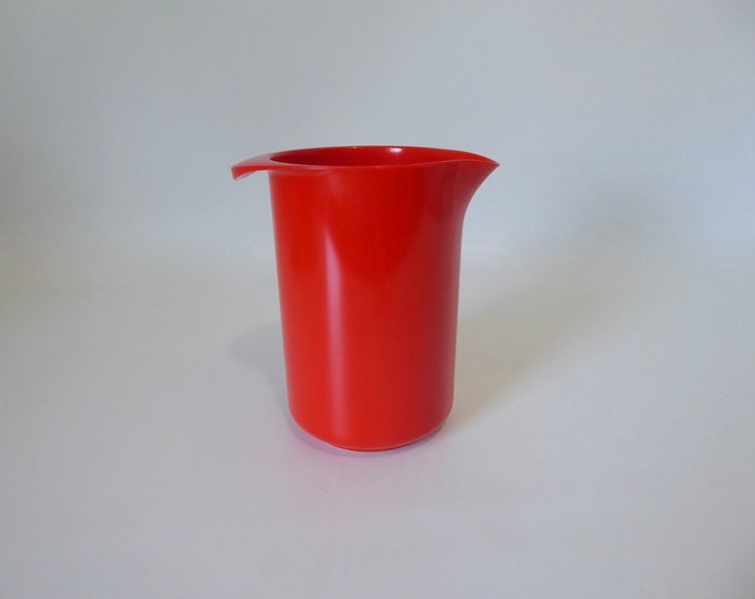 Rosti Melamine red milk jug. Designed by Erik Lehmann. Denmark. 1970. Vintage kitchen. Rosti juice pot. Melamine utensil pot.