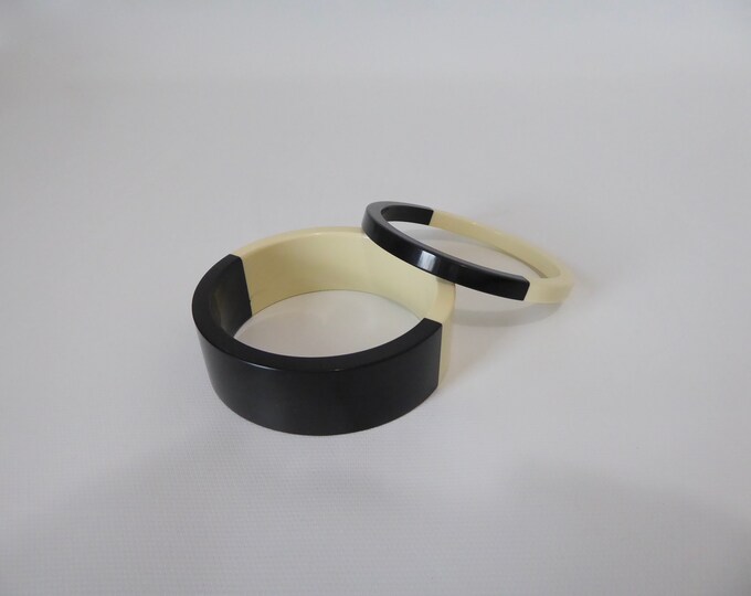Vintage cream white and black lucite bangle bracelet set. 1980s. New wave bracelet. Art deco style bracelet.