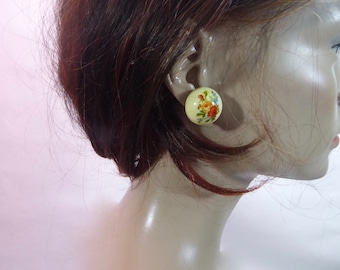 Vintage half-circle dome clip-on earrings. Molded plastic. Varnished floral appliqué. West Germany. Classic 50s. Fashionista.