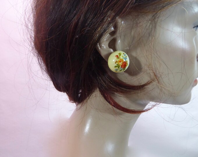 Vintage half circle dome clip on earrings. Molded plastic. Varnished floral appliqué. West germany. Classic 50s. Fashionista.