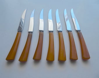 Set of steak knives with butterscotch bakelite handles. 1930s. Stainless steel. Art Deco cuisine. Slow food. Vintage cuisine.
