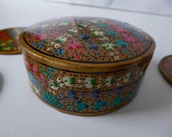 Round box and gold lacquered papier-mâché coaster set. 1970s. Handmade. Restored box. Floral motif. Peace logo.