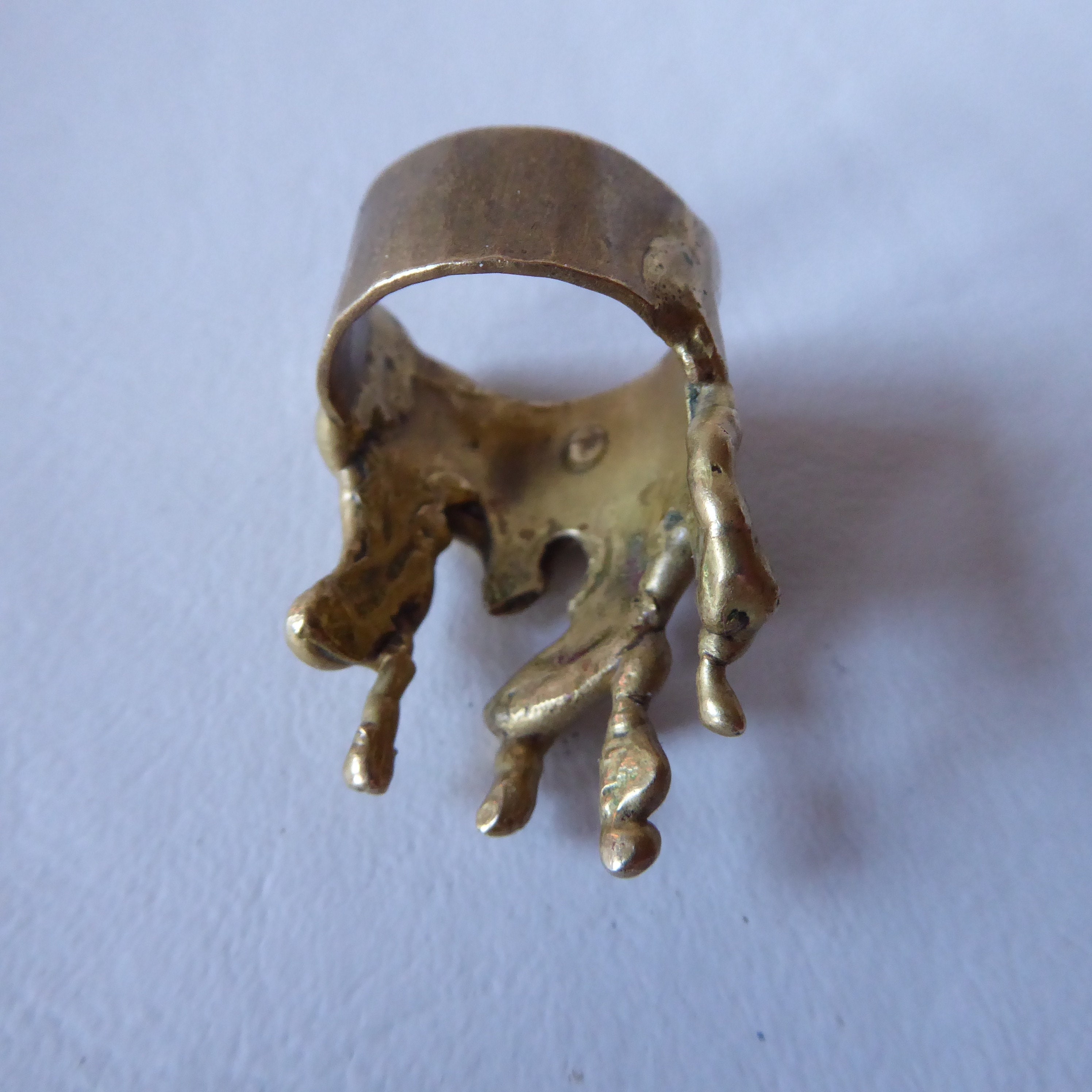 Cast and hammered bronze ring. Brutalist style, organic moderniste.1970