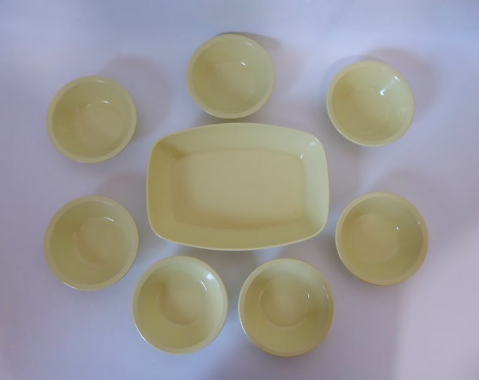 Melamine dessert set. Melmac rectangular dish. 7 Vangaurd bowl by Maplex. 1970s. Vintage kitchen. Vintage fruit dish and bowl.