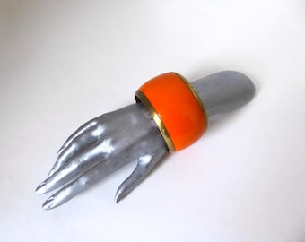 Wide orange resin and brass bangle bracelet. 1970s. Vintage jewelry.