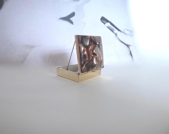 Small compact box with brass and mother of pearl resin. Mirror. Spring closure. 1950s. Fashion accessory. Cosmetic refill. Pill box.