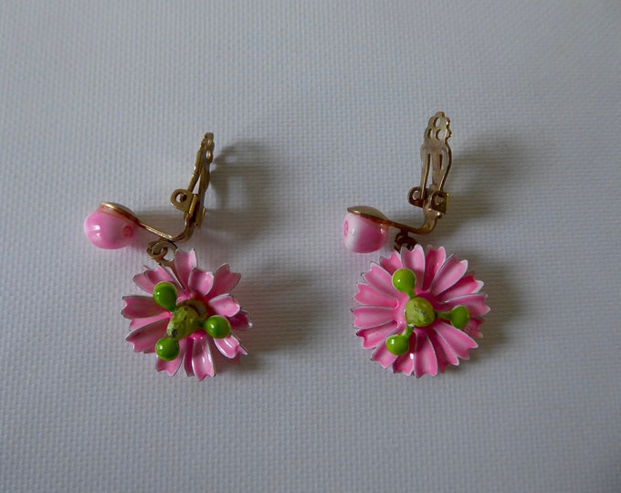 Vintage clip earrings. Year 60 jewel. Pink flower.