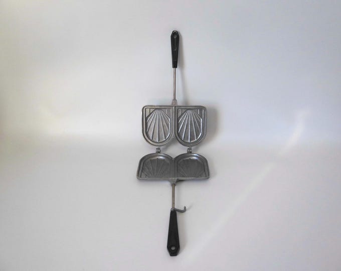 Vintage double croque monsieur. Waffle iron. Toaster. Shell pattern. SEFAMA. Made in France. 1950s. Slow food.