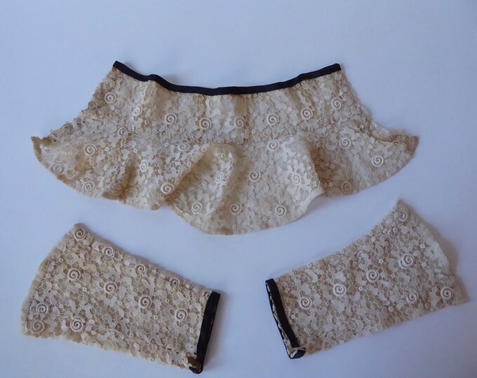 Antique Bruges lace. Edwardian collar and cuffs. Guimpe 1910.