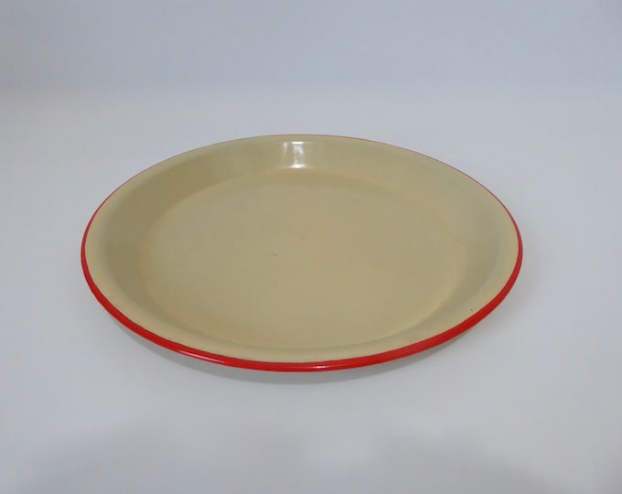 Yellow and red enamelled metal pie plate. 1940. Vintage cuisine. Rustic kitchen