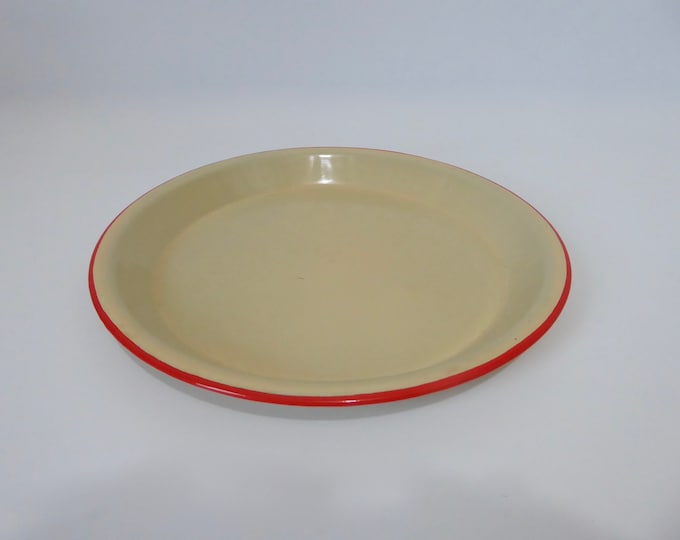 Yellow and red enameled metal pie plate. 1940. Vintage kitchen. Rustic kitchen