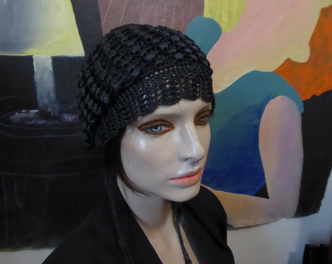 Black crocheted cloche hat. Boudoir. Hit. 1920s influence