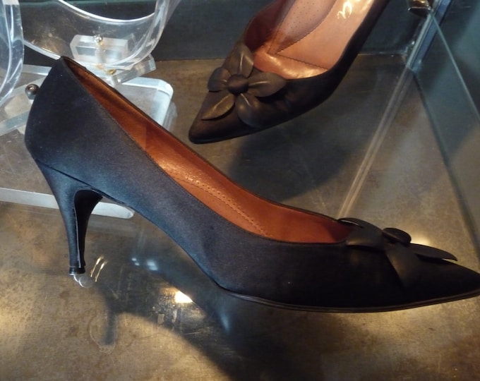 Vintage black satin pump.year 1950.classic casual.Audrey Hepburn style.Black satin shoes