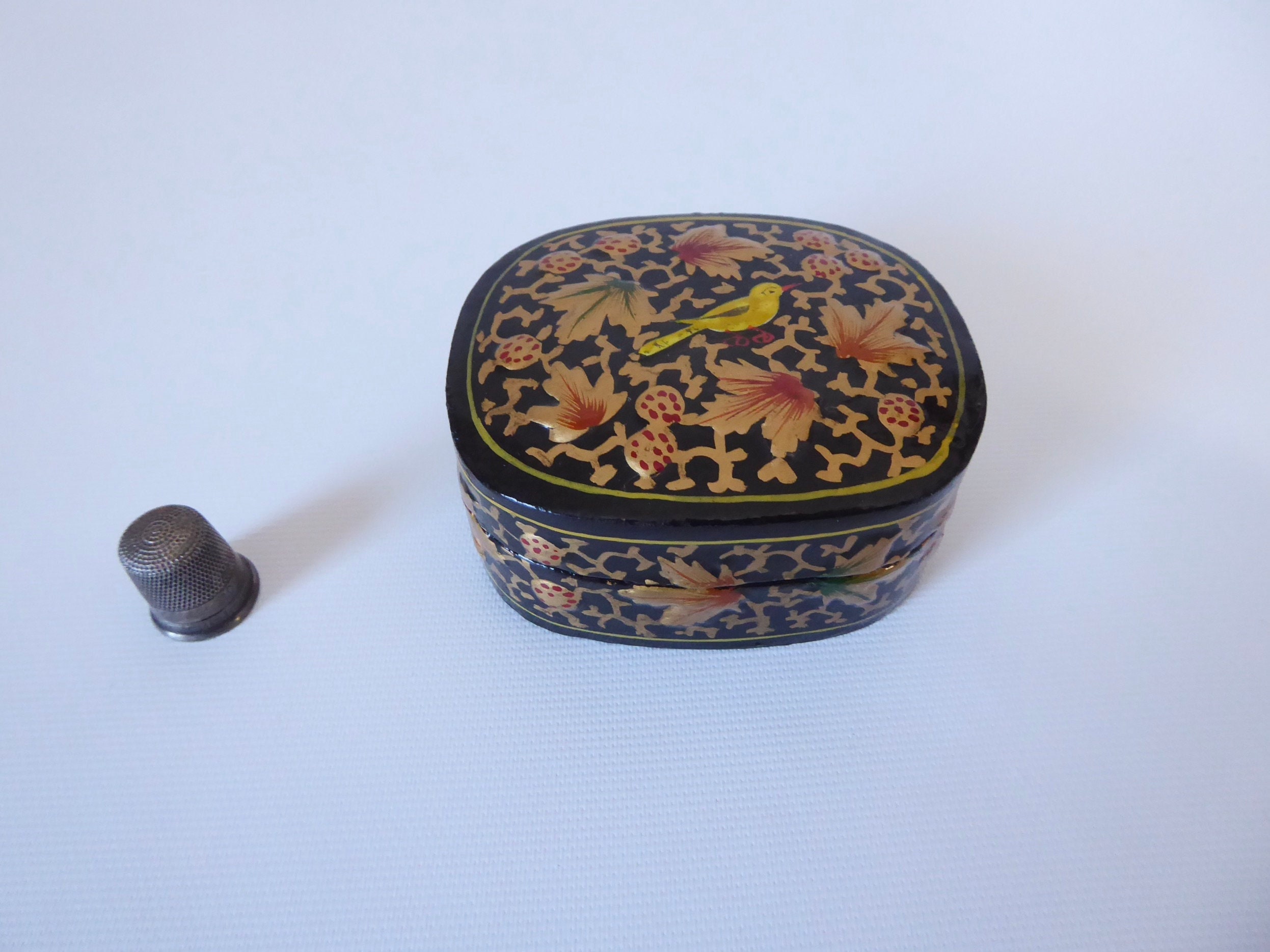 Rectangular lacquered papier-mâché box in gold and black. Year