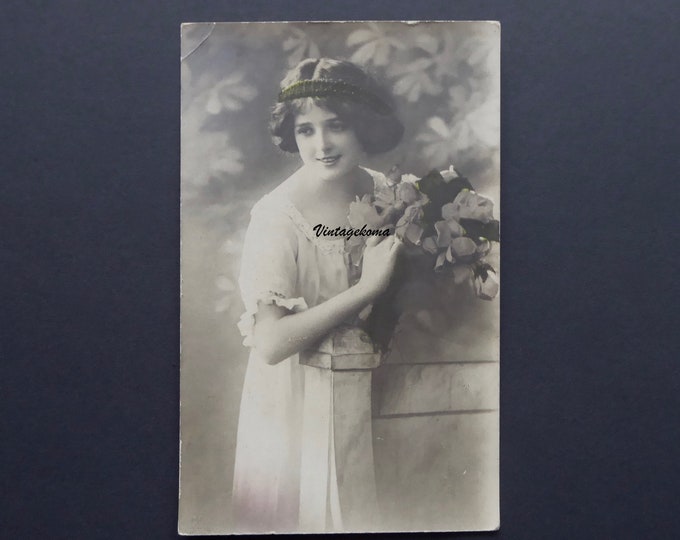 Young woman postcard 1900-10. Monochrome. Wreath of flowers. Lace neckline dress. International Fine Arts Company, Montreal.