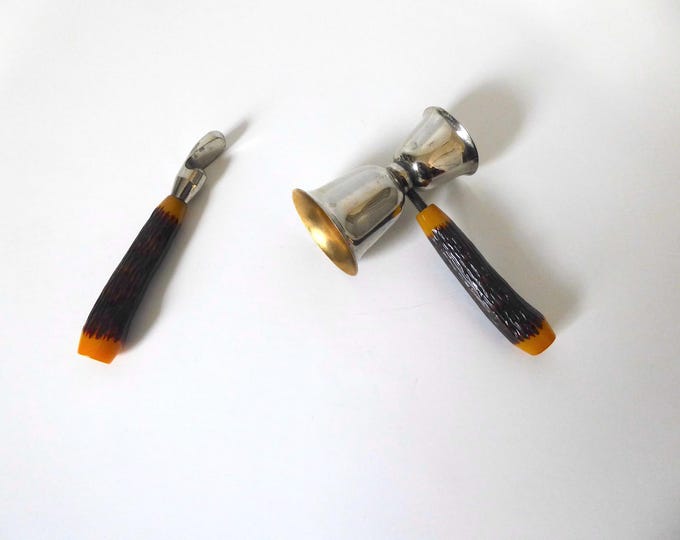 Double cocktail jigger and bottle opener in chrome-plated metal. Bakelite handle. 1960. Mid-century barware.