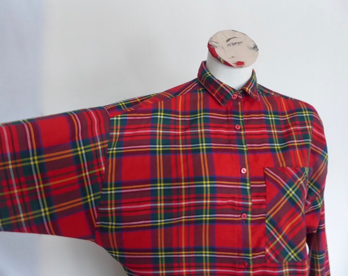 Red Royal Stewart tartan blouse. Long dolman sleeves. Vintage 1970. Sweet Baby Jane, Canada, polyester blouse, cotton. Medium.