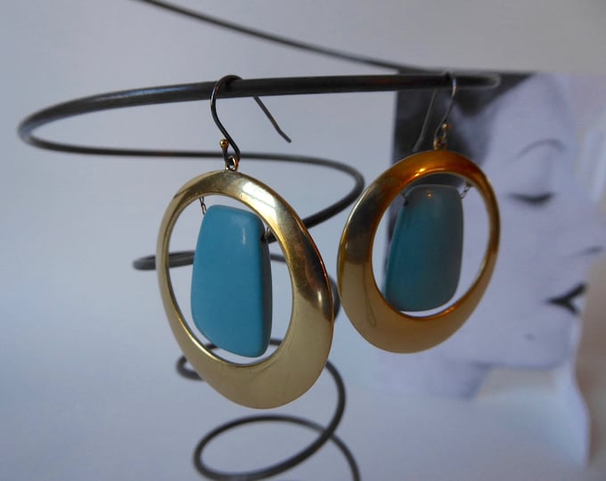 Hanging earring. Hanging hoop in gold-plated metal with turquoise-coloured stone. Hook clasp. 1970s. Boho jewellery.