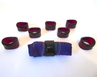 8 red wine-colored plastic napkin rings. Year 1990