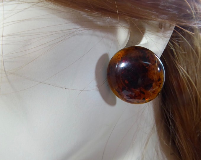 Round earrings bulging amber plastic. Translucent brown vintage clip. Year 50 Fashionista.