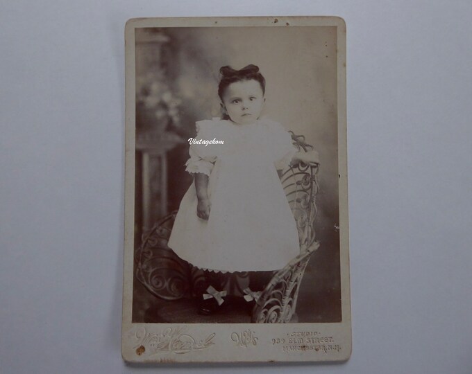 Photo Sepia child 1900. CDV. William Hamel. Manchester N.H. Little girl dress white lace. Victorian photo. Rattan chair.