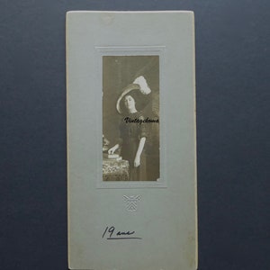 Fotografía de una mujer joven, 1911. Fotografía original. Sombrero con pluma. Vestido victoriano. Mangas de encaje. Moda 1910. CDV