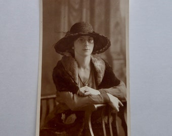 Sepia photo young woman 1920. Postcard. CDV. Photographer A. Héroux. Three rivers. Quebec.