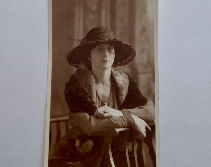 Photo sépia jeune femme 1920. Carte postale. CDV. Photographe A. Héroux. Trois Rivières. Québec.