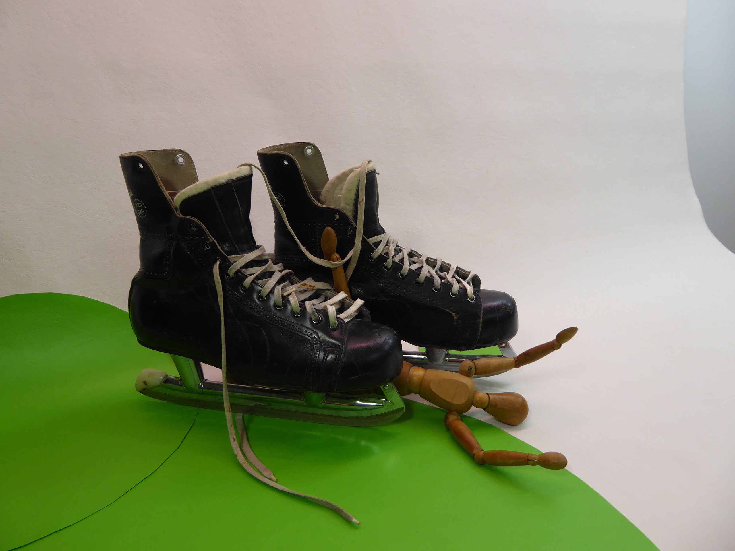 Vintage men's ice skate. I'm Bobby Hull. CCM. Pro OK'D. Senior A. Shank