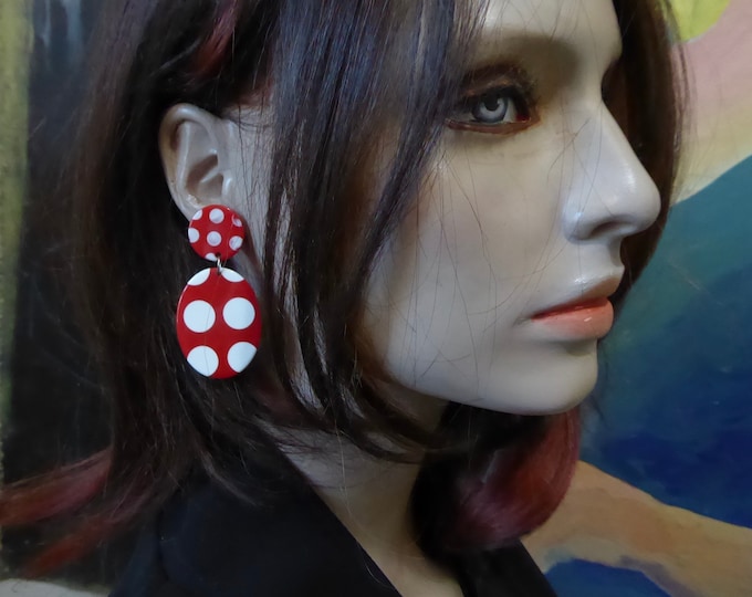 Ear pendant oval red to polka dots white. Lucite red and white. 1960.