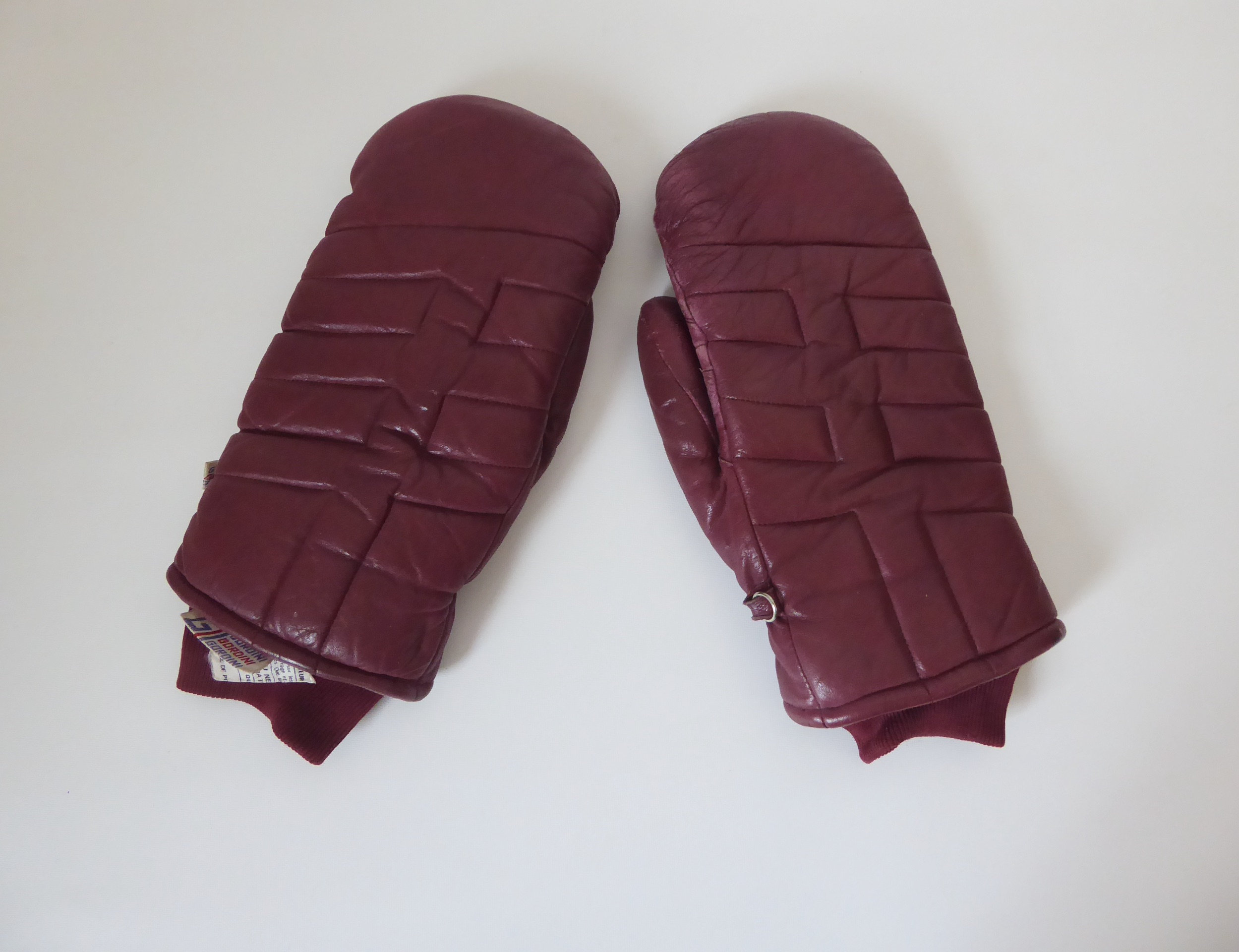 Red leather Gordini ski mitten. Medium man. Made in Korea. 1960