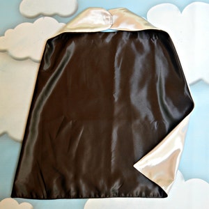 Cape. Plain Cape. Reversible Cape. Black and Silver Cape. Kids Cape. imagem 1