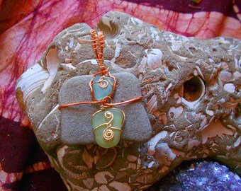 Vidrio marino y beach Stone alambre envuelto colgante hecho a mano