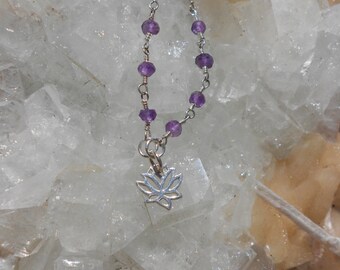 Cadena envuelta de alambre de amatista de piedra preciosa natural (S.S) con encanto de loto de plata de ley